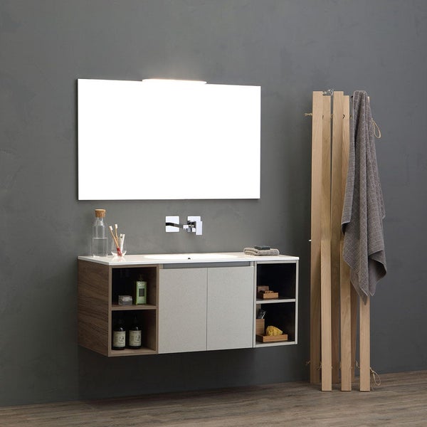 Modernes Badezimmer mit Waschtischunterschrank, Spiegel und Handtuchhalter