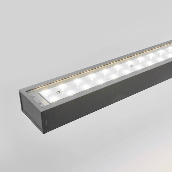 Lineare LED-Wand- oder Bodenleuchte mit grauem Gehäuse und sichtbaren LED-Lichtpunkten.