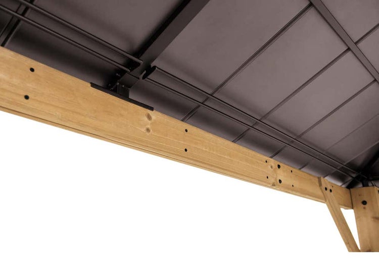 Detailansicht einer Pavillon-Dachkonstruktion mit Holzbalken und dunklen Dachplatten von innen gesehen.