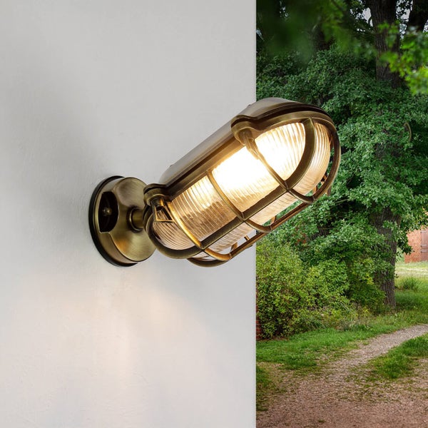 Außenwandleuchte im nautischen Stil an einer Wand befestigt