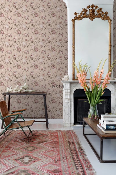 Wohnzimmer mit Blumentapete, Spiegel über dem Kamin und Teppich