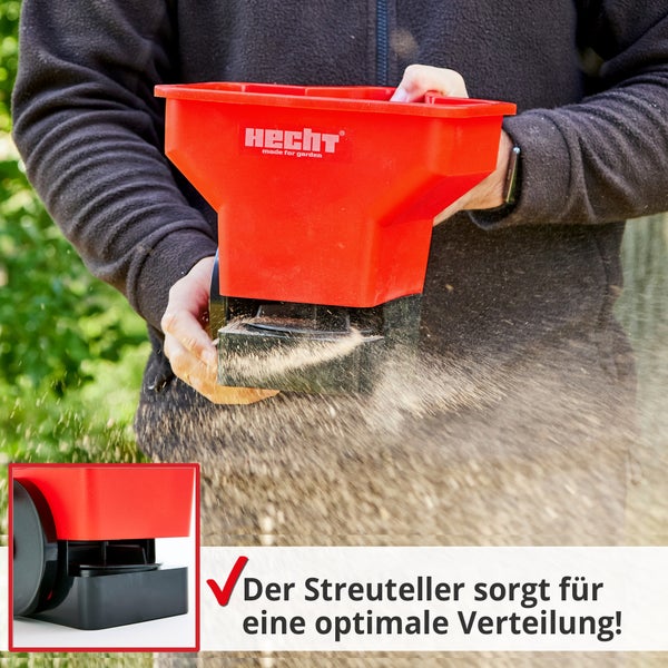 Handstreuer beim Ausbringen von Saatgut oder Dünger im Garten.