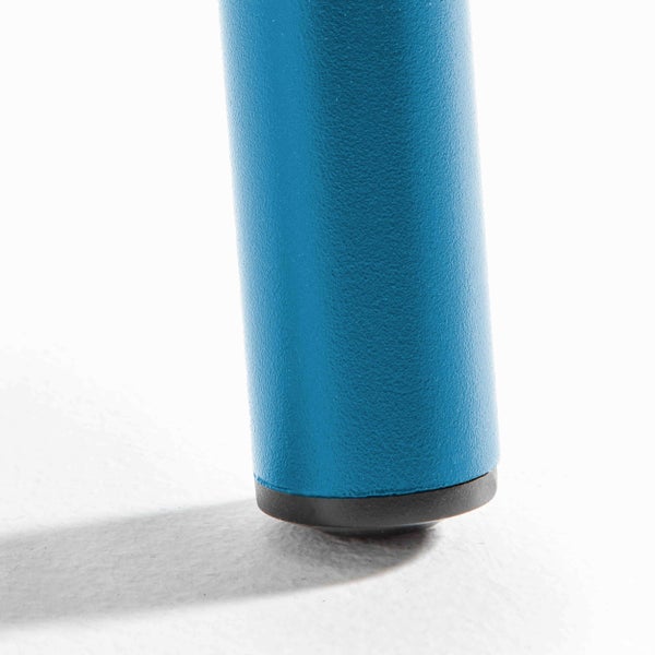 Blauer Möbelfuß aus Metall mit strukturierter Oberfläche und schwarzem Bodengleiter.