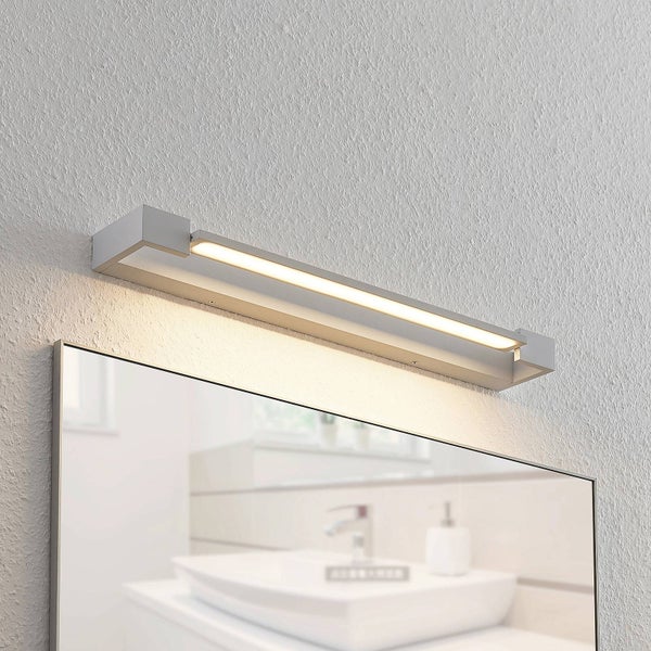 Moderne lineare LED Spiegelleuchte für das Badezimmer, montiert über einem Spiegel.