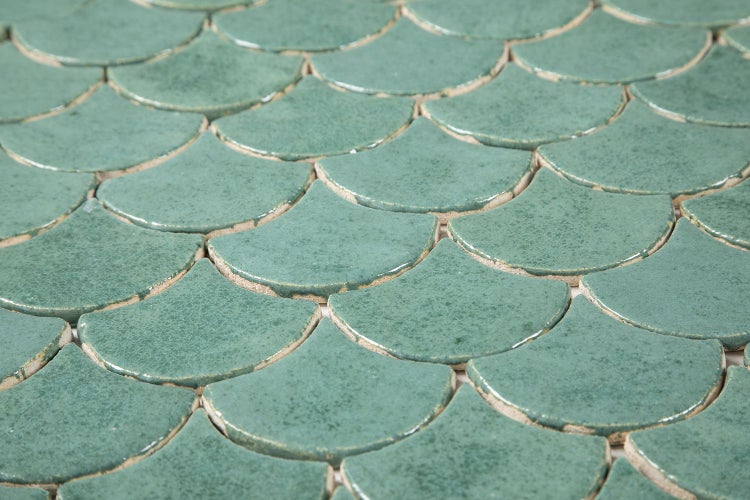 Grüne Mosaikfliesen in Schuppenform