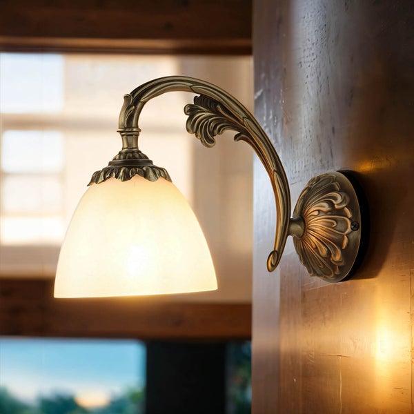 Wandleuchte mit Lampenschirm aus Glas und floralem Design