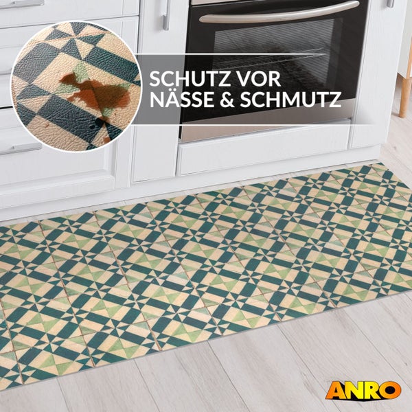 Küchenläufer mit geometrischem Muster schützt den Boden vor Nässe und Schmutz, vor einer Küchenzeile platziert. ANRO Logo.