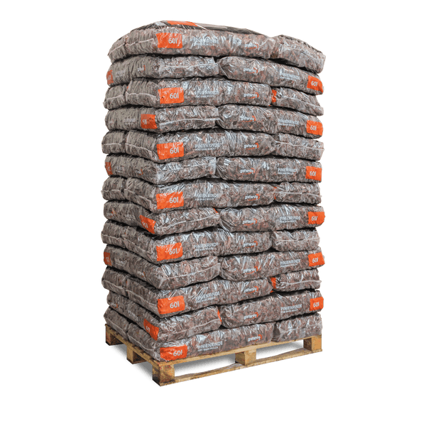 Holzpalette mit mehreren gestapelten 60 Liter Säcken Pinienrinde für den Garten.