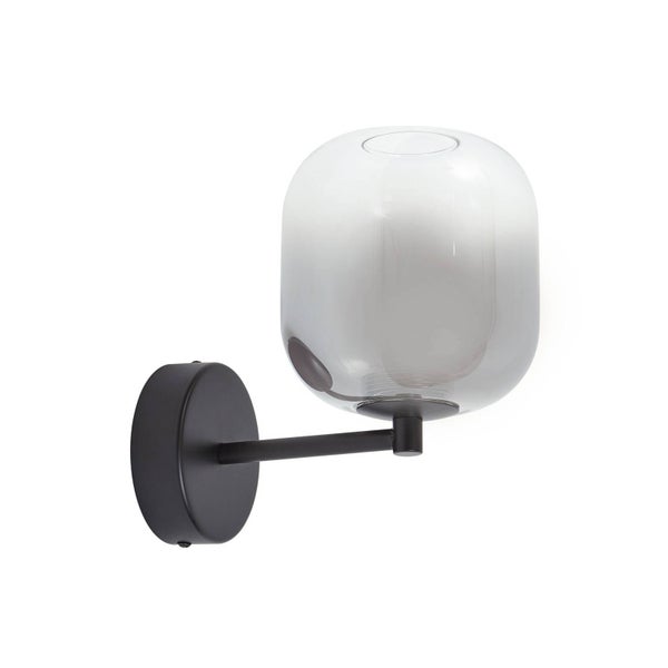 Moderne Wandleuchte mit schwarzem Metallgestell und rundem, getöntem Glasschirm.