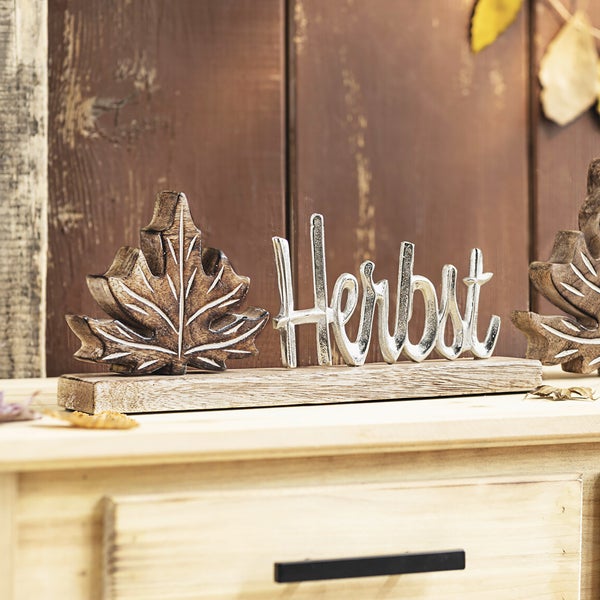Dekorationsobjekt Herbst mit Ahornblatt aus Holz auf Kommode