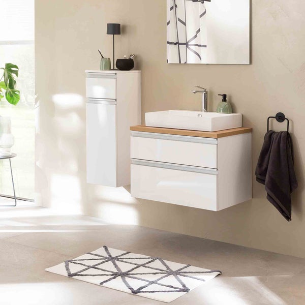 Modernes Badezimmer mit Waschbecken, Unterschrank, Spiegelschrank und Badteppich