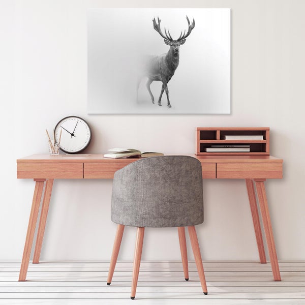 Arbeitszimmer mit Schreibtisch, Stuhl und Hirsch-Wandbild