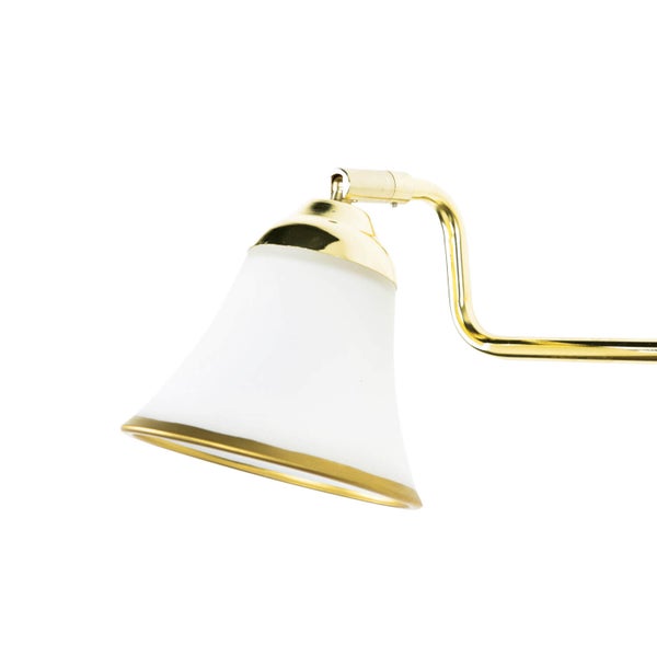 Detail einer Wandleuchte mit Lampenschirm und Metallarm