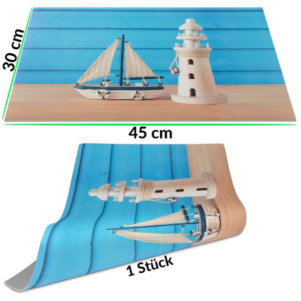 Platzset in Holzoptik mit maritimem Motiv aus Leuchtturm und Segelboot, 45 mal 30 Zentimeter, 1 Stück.