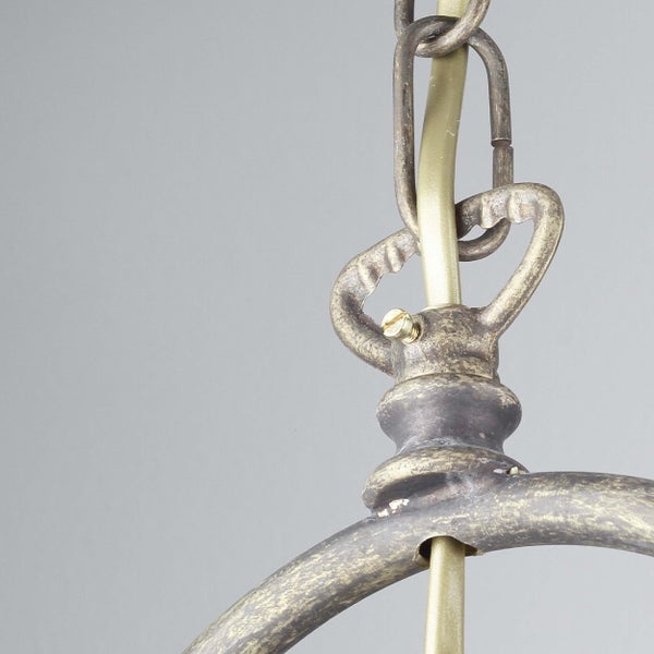 Detail einer Pendelleuchte mit Kette und Metallelementen