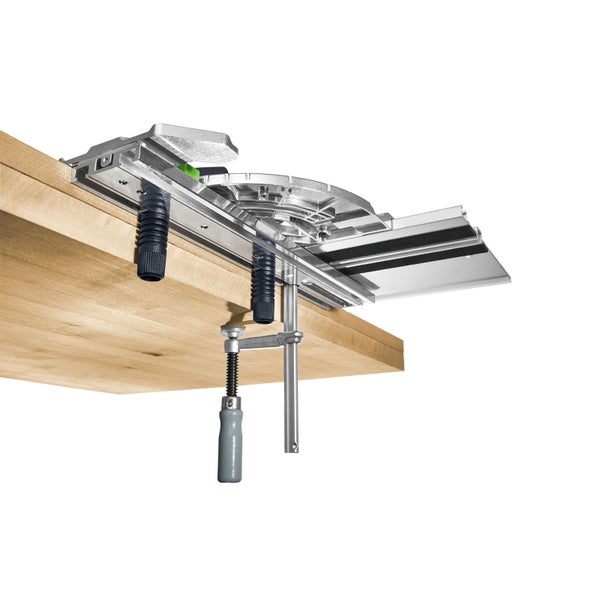 Winkelanschlag aus Metall an einer Holzplatte mit einer Schraubzwinge montiert, Zubehör für Führungsschienen.