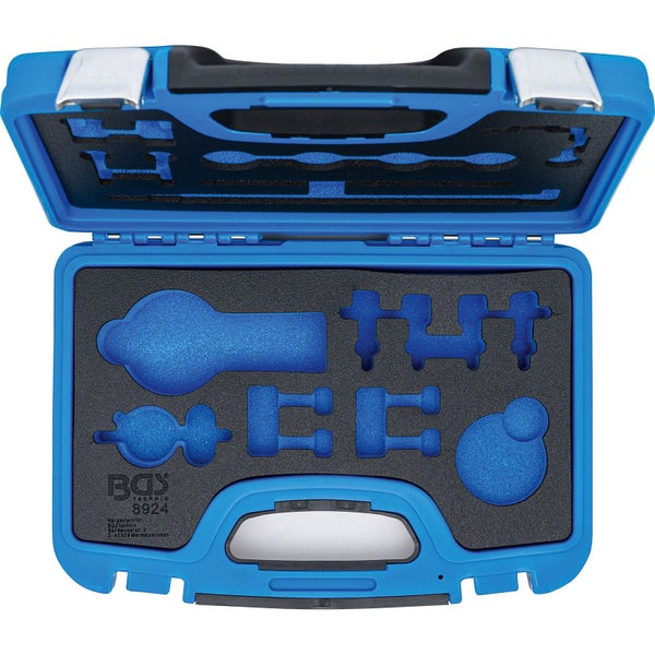 Blauer Werkzeugkoffer aus Kunststoff mit schwarzem Griff und Metallverschlüssen von BGS technic.