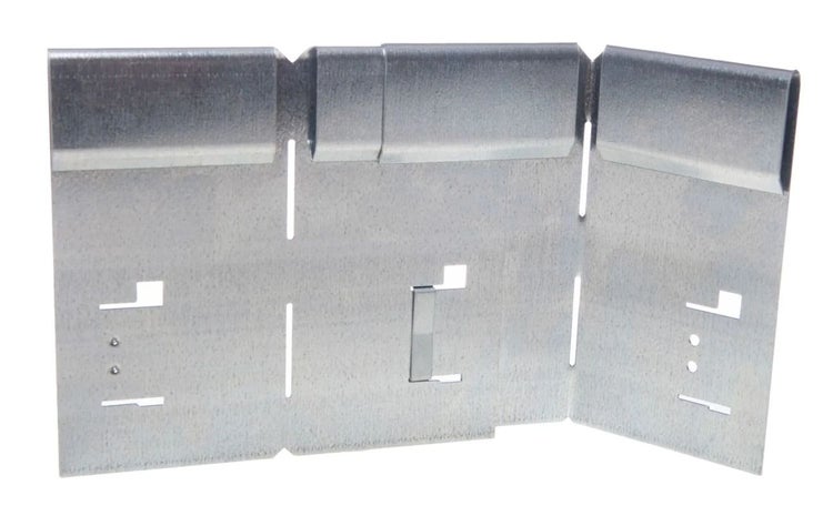 Befestigungswinkel aus Metall mit Aussparungen