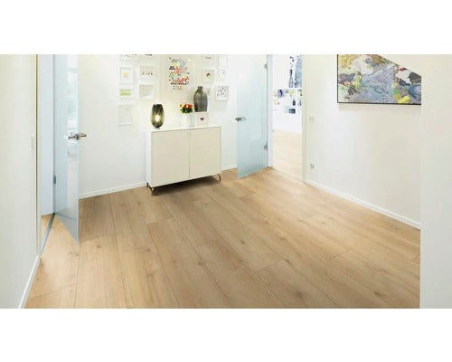 Heller Raum mit Laminatboden, Kommode und Tür