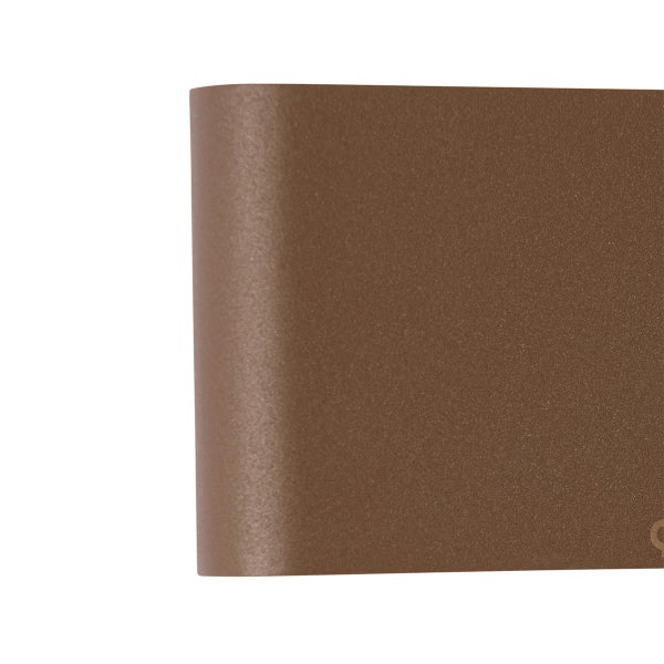 Braune Wandleuchte aus Metall mit abgerundeter Kante und matter Oberfläche.