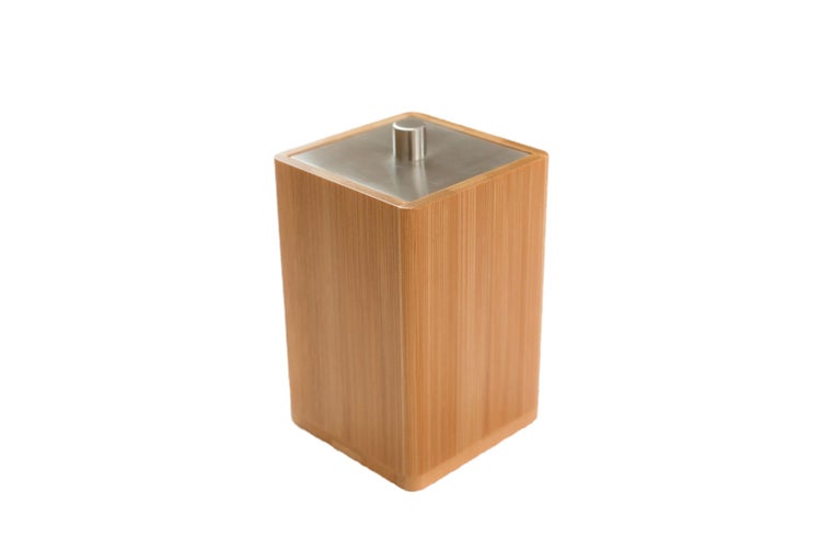 Quadratischer Behälter aus Bambus für das Badezimmer mit Metalldeckel und kleinem Griff.