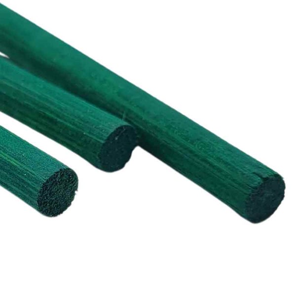 Grüne Holzstäbe für Pflanzenstützen im Detail.