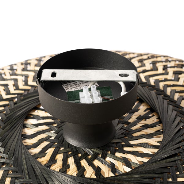 Detailansicht einer Deckenleuchte mit Lampenanschluss und geflochtenem Lampenschirm