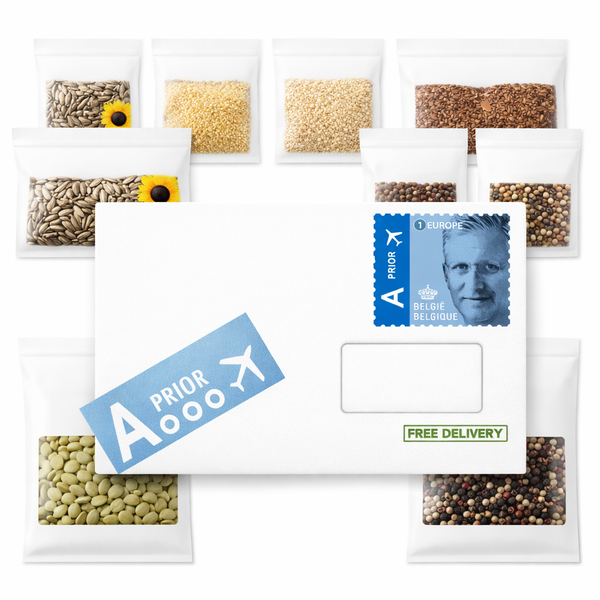 Ein weißer Umschlag für kostenlosen Versand, umgeben von kleinen Beuteln mit verschiedenen Samen und Getreidekörnern.
