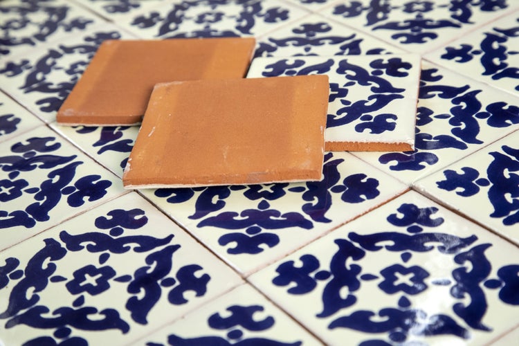 Dekorative Fliesen mit Muster und unglasierte Fliesen