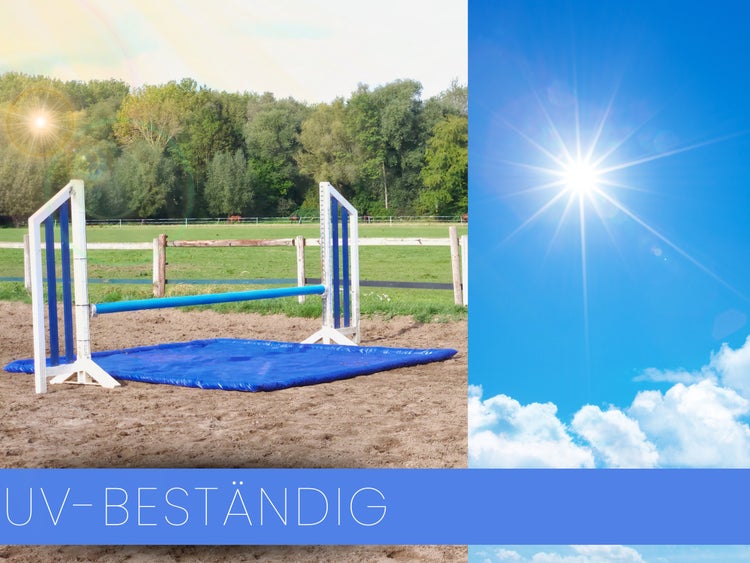 Ultraviolettbeständiger Wassergraben für den Reitsport auf einem Außenplatz unter strahlendem Sonnenschein.