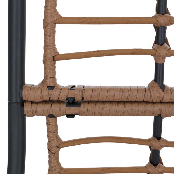 Detailansicht eines Gartenmöbels mit Polyrattan-Geflecht auf einem Metallgestell mit sichtbarer Schraubverbindung.