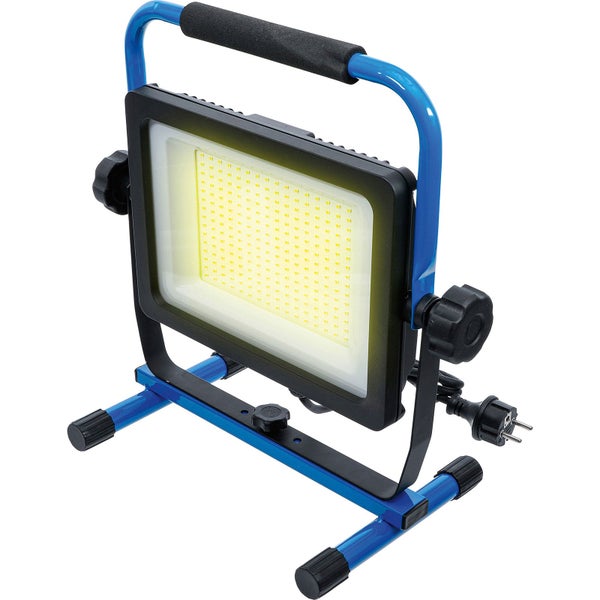 Tragbarer LED-Baustrahler mit verstellbarem Stativ, blauem Metallgestell, Tragegriff mit Polsterung und Netzkabel.