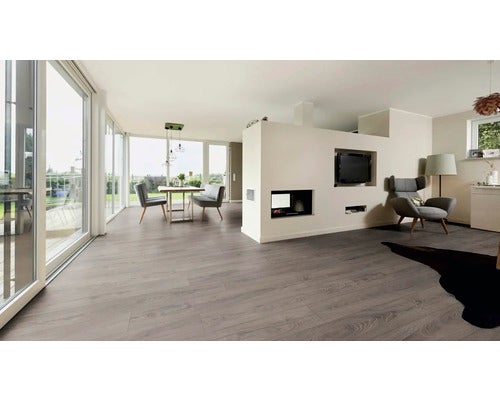 Heller Wohnraum mit Laminatboden, Essbereich und Sitzecke