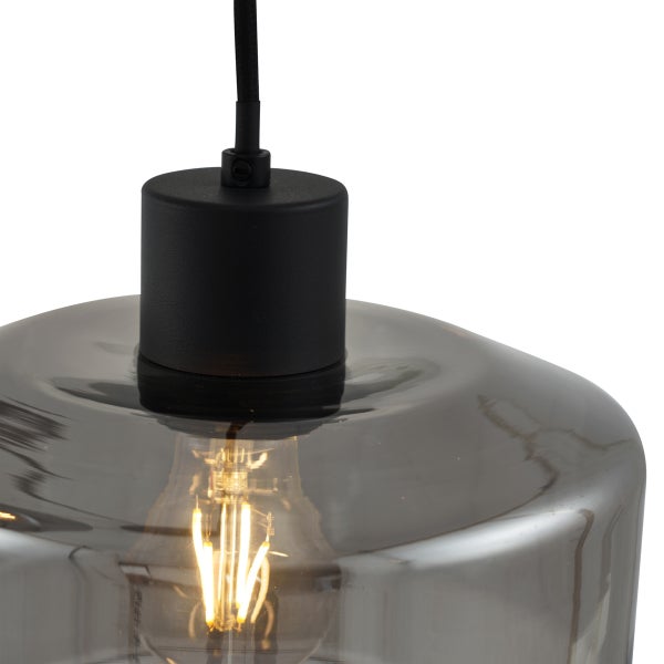 Nahaufnahme einer Hängelampe mit Glasschirm