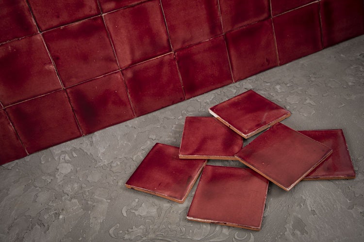 Quadratische, glänzende Fliesen, teilweise verlegt