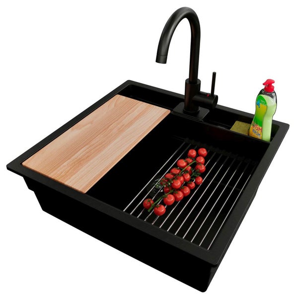 Schwarzes Spülbecken mit Armatur, Schneidebrett, Abtropfgitter und Spülmittel