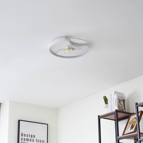 Moderne weiße LED-Deckenleuchte mit Astronautenfigur und strukturierter Oberfläche in einem hellen Zimmer mit Wandbild und Regal.
