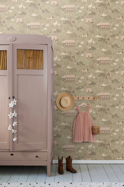 Kinderzimmer mit Tapete mit Bauernhoftieren und Bauernhäusern, Kleidung und Accessoires