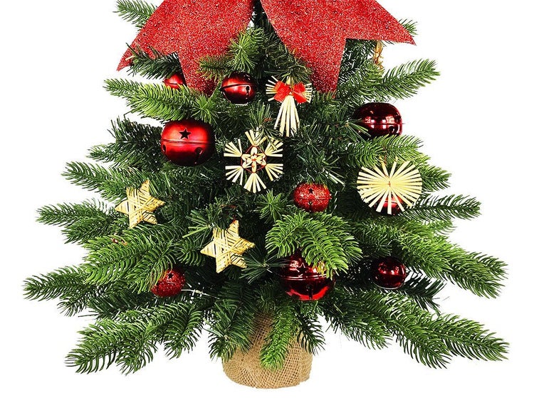 Künstlicher Weihnachtsbaum im Jutesack mit Anhängern aus Stroh und Kugeln sowie großer Schleife als Dekoration.