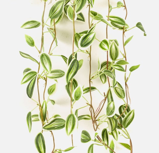 Künstlicher Dekorationszweig mit grünen und weißen Knospen und kleinen Blüten.