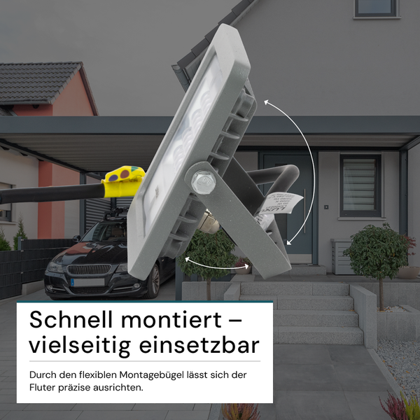 Außenstrahler mit verstellbarer Halterung vor einem Haus