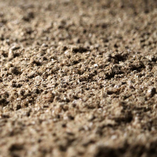 Nahaufnahme von Pflanzsubstrat mit grober Textur.