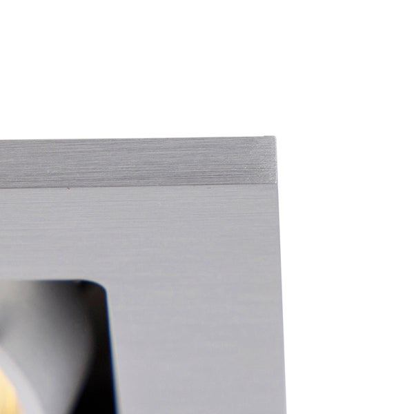 Nahaufnahme einer Ecke aus gebürstetem Metall mit sichtbarer Oberflächenstruktur.