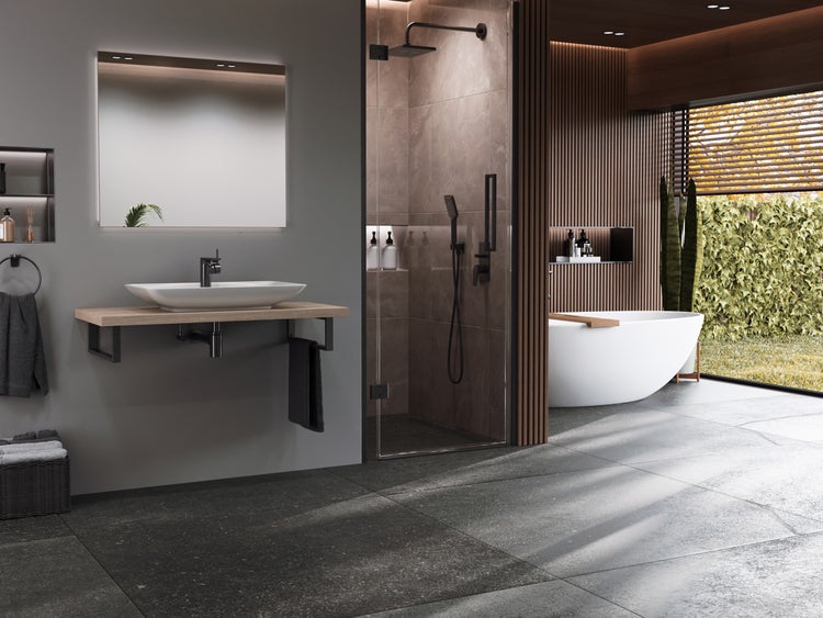 Modernes Badezimmer mit Dusche, Waschbecken und freistehender Badewanne