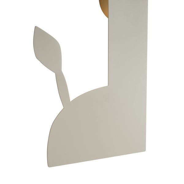 Detailansicht einer modernen Wandleuchte mit blattförmigem Metallelement.