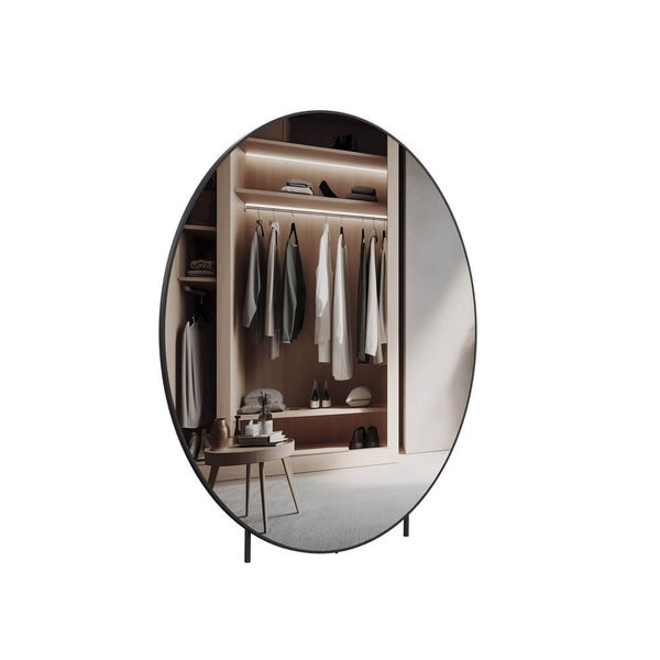 Ovaler Standspiegel mit schlankem Rahmen reflektiert einen begehbaren Kleiderschrank
