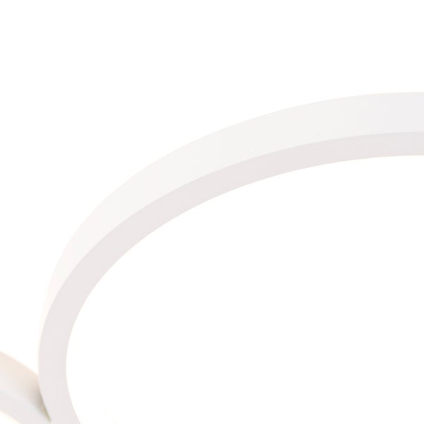 Detailansicht einer weißen Deckenleuchte