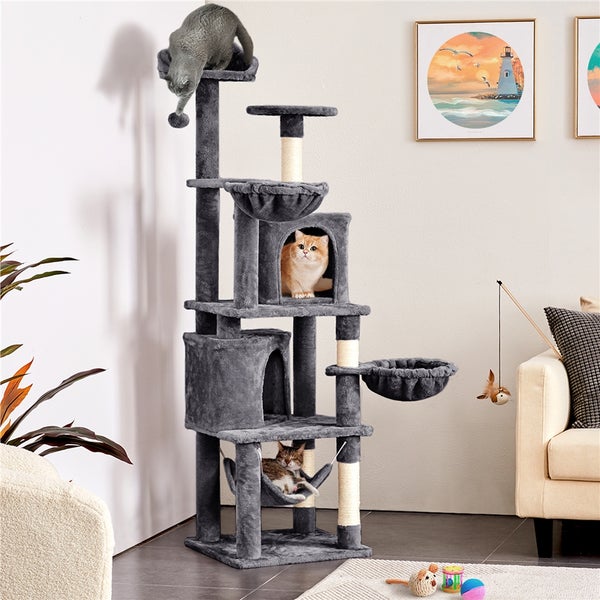 Grauer Katzenkratzbaum mit mehreren Ebenen und Katzen