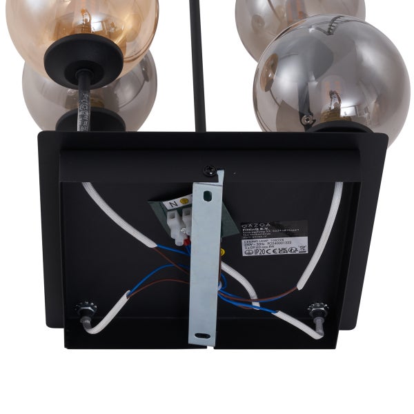 Detailansicht einer Deckenleuchte mit mehreren Leuchtkörpern in Kugelform