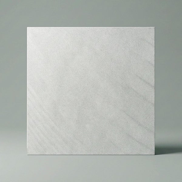Quadratische Feinsteinzeugfliese mit strukturierter Oberfläche in Steinoptik für Wand und Boden.